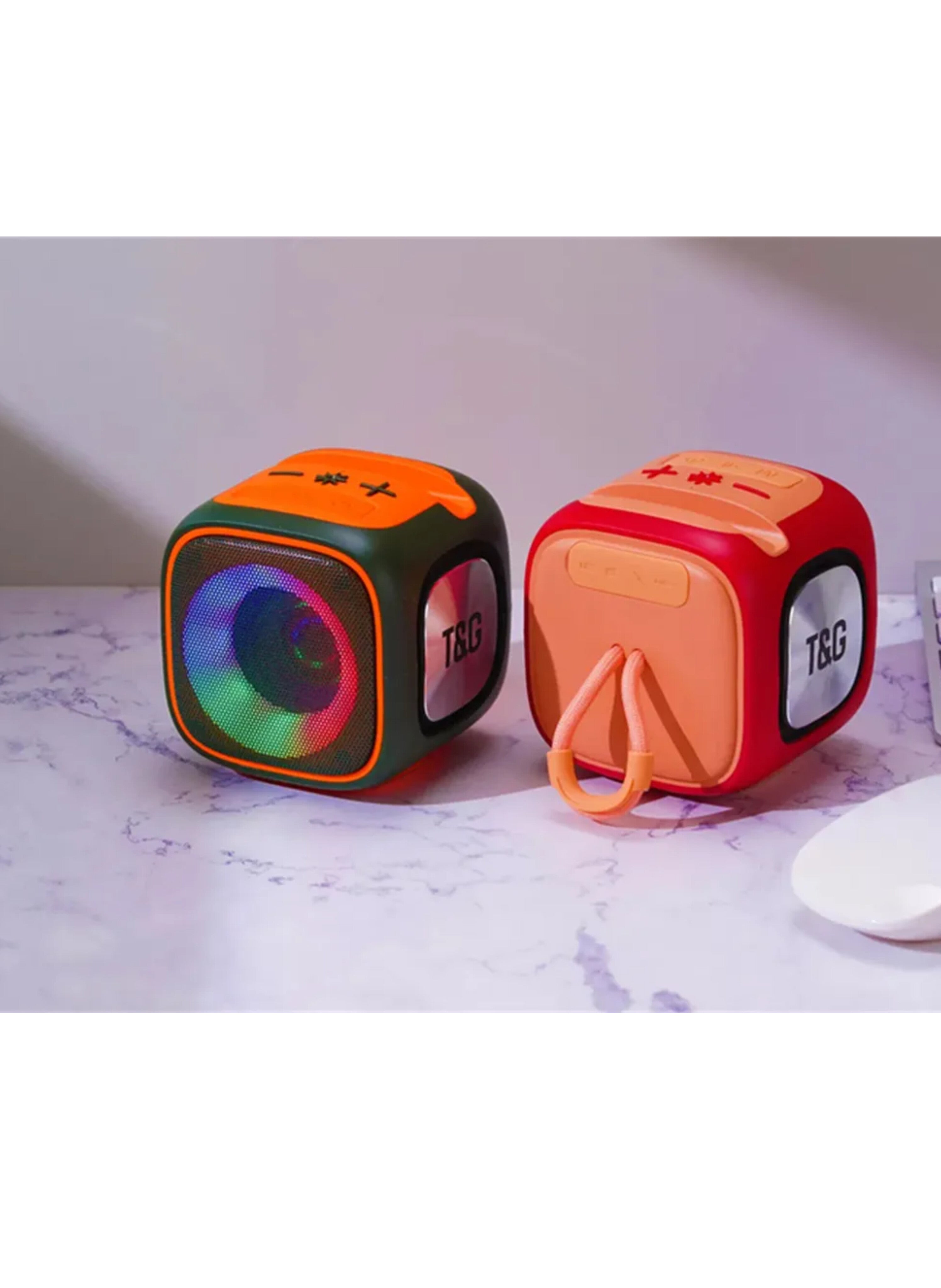 مكبر صوت لاسلكي محمول بتصميم مكعب، مع إضاءة LED ملونة، وصوت جهير فائق الجودة، وخيارات تشغيل متعددة Portable Wireless Speaker Cube Design, with Dynamic LED Lighting, Superior Low-Frequency Audio, and Multiple Playback Options