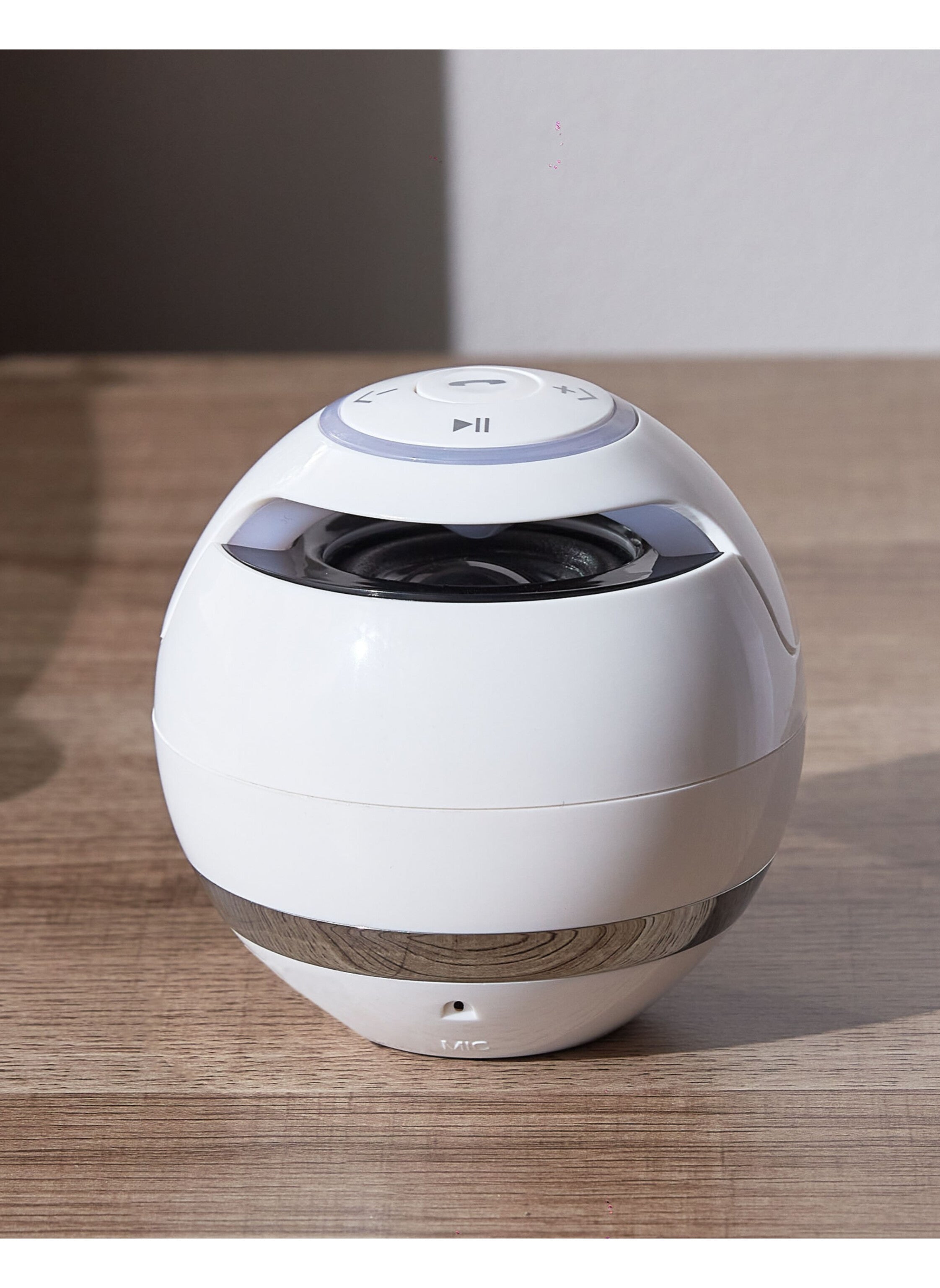 مكبر صوت شكل كرة  بلوتوث محمول متعدد الوظائف لون ابيض  Multifunctional Portable Bluetooth Ball Speaker, White
