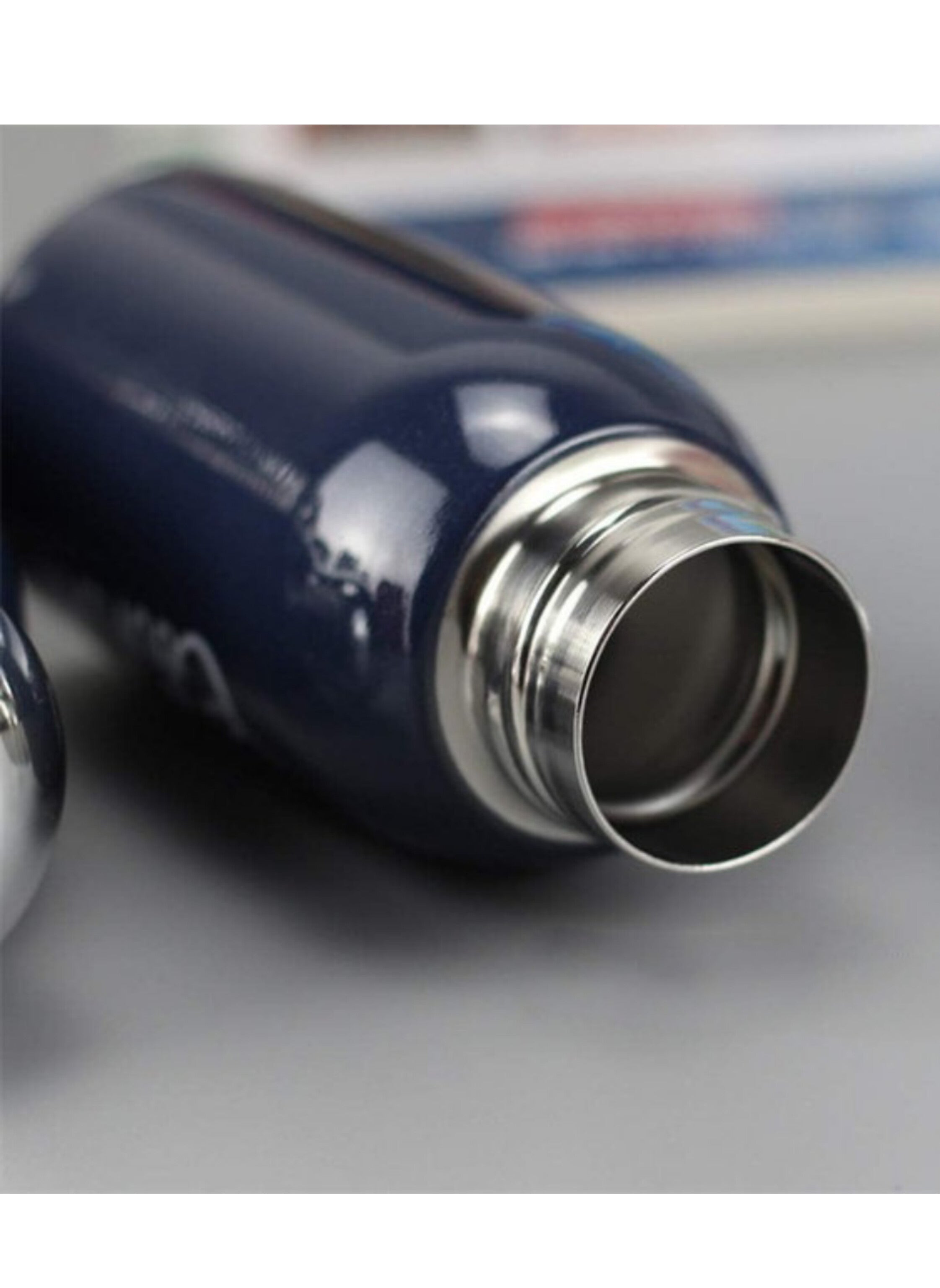 Stainless steel water bottle ideal for hot and cold drinks, blue color