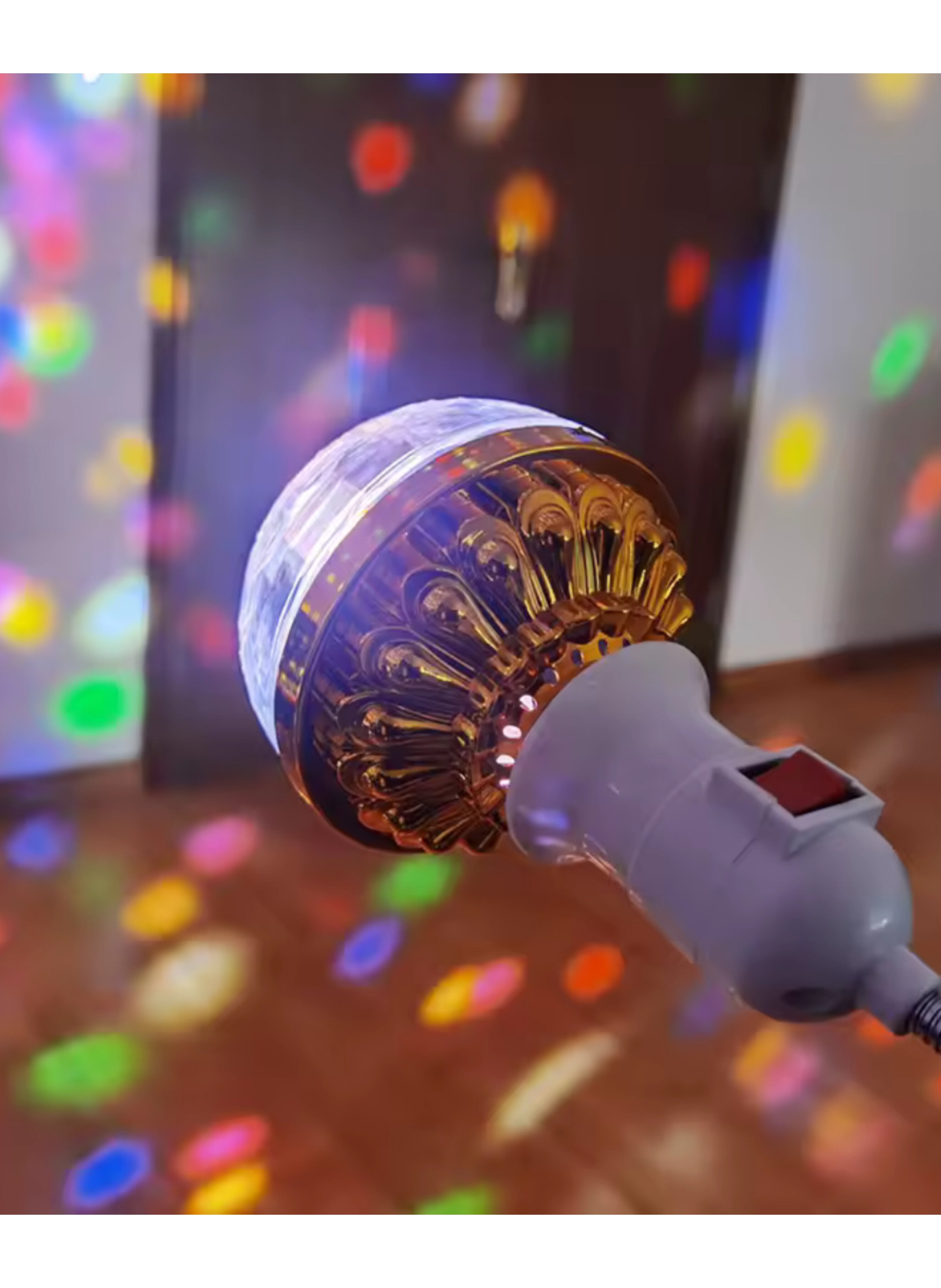 لمبة إضاءة ديسكو دوارة LED  Rotating LED Disco Light Bulb - Multi-Color Changing Party Effect Lamp - E27 Base Standard Magic Ball - Energy Saving with Luxury Gold Finish.