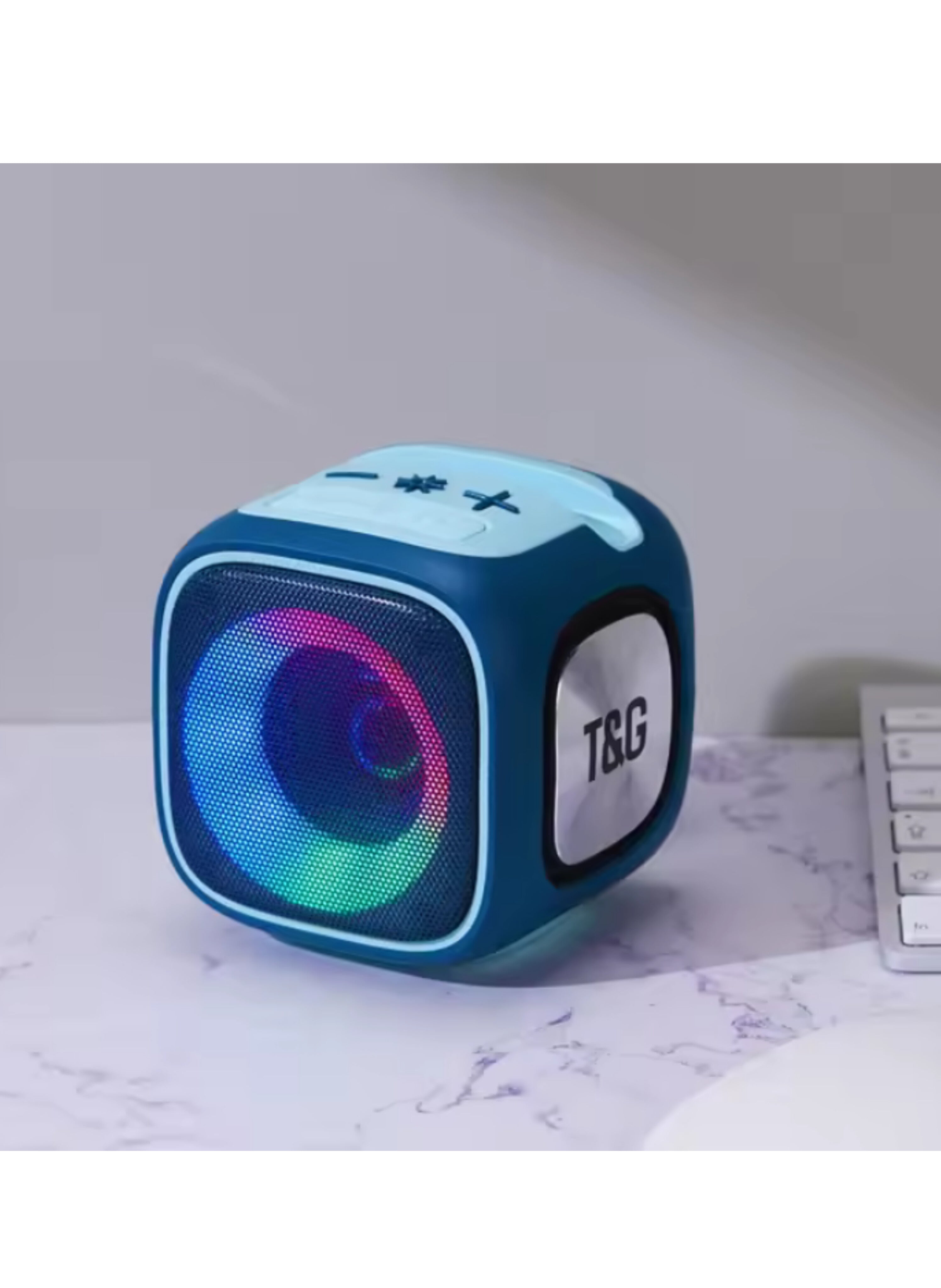 مكبر صوت لاسلكي محمول بتصميم مكعب، مع إضاءة LED ملونة، وصوت جهير فائق الجودة، وخيارات تشغيل متعددة Portable Wireless Speaker Cube Design, with Dynamic LED Lighting, Superior Low-Frequency Audio, and Multiple Playback Options