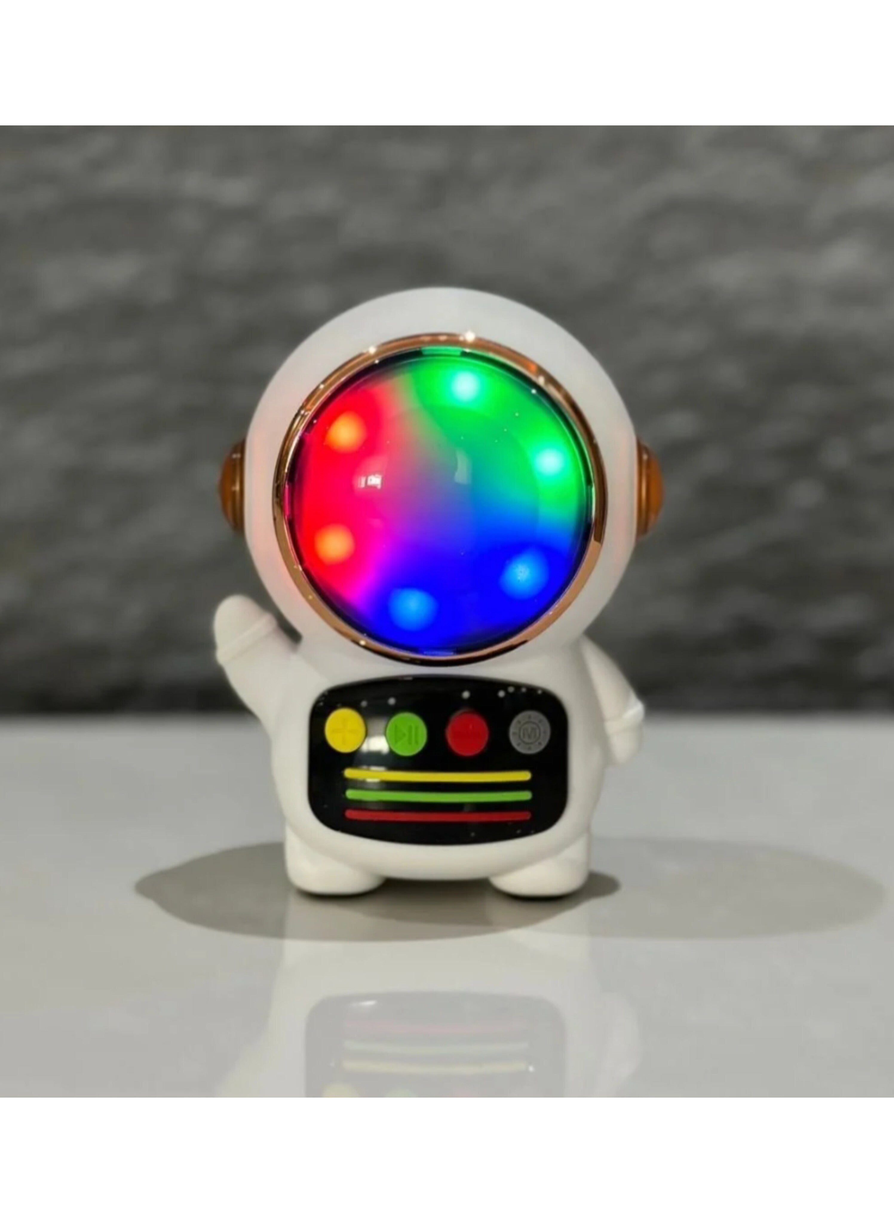 سماعة بلوتوث محمولة بتصميم رائد فضاء LED مع بطارية تدوم 12+ ساعة وميكروفون مدمج وراديو FM Portable Bluetooth Speaker with LED Astronaut Design, 12+ Hour Battery Life, Built-in Microphone, and FM Radio